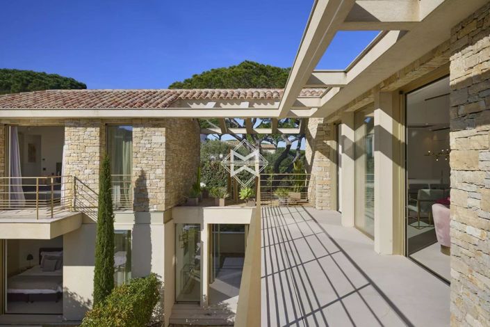 Image No.8-10 Bed House for sale