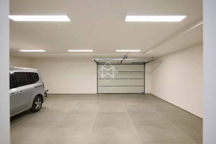 Image No.20-5 Bed House for sale