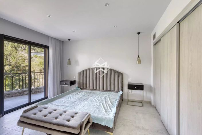 Image No.8-5 Bed House for sale