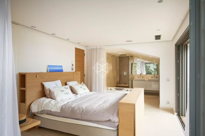 Image No.20-4 Bed House for sale