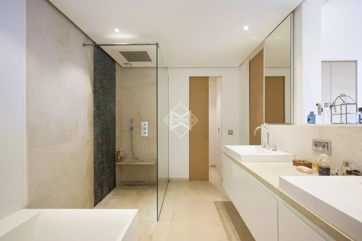 Image No.22-4 Bed House for sale