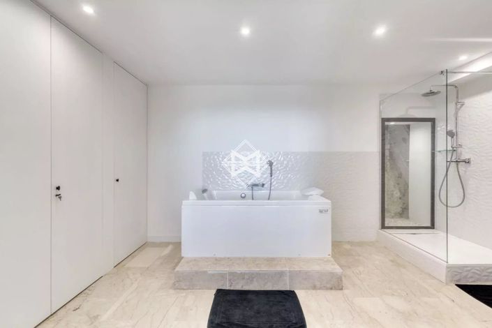 Image No.18-6 Bed House for sale