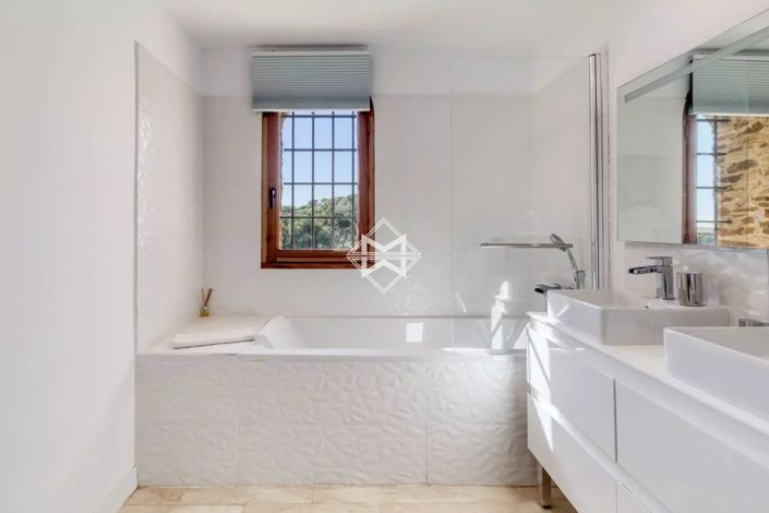 Image No.19-6 Bed House for sale