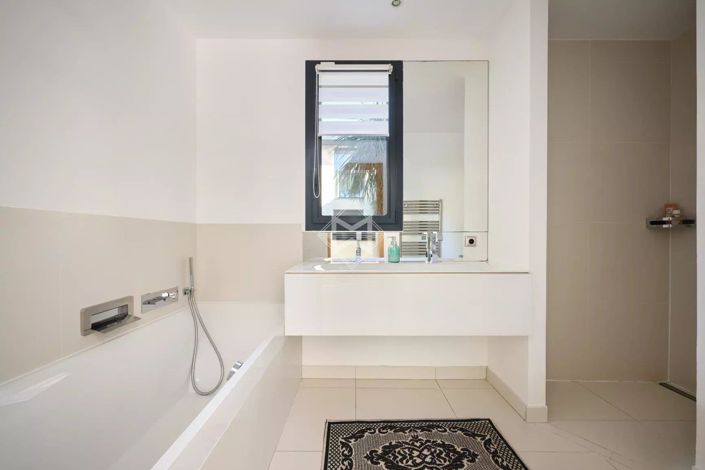 Image No.14-6 Bed House for sale