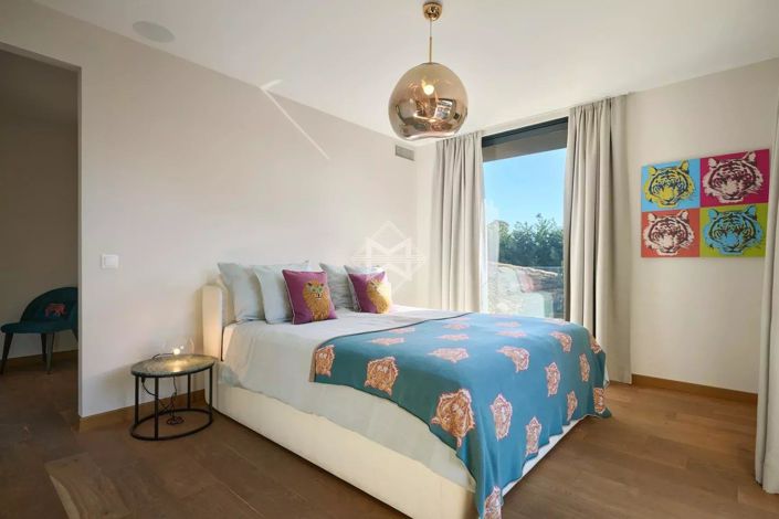 Image No.16-6 Bed House for sale