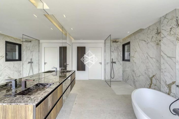 Image No.16-4 Bed House for sale