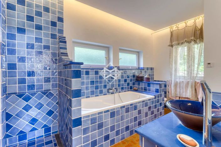 Image No.18-9 Bed House for sale