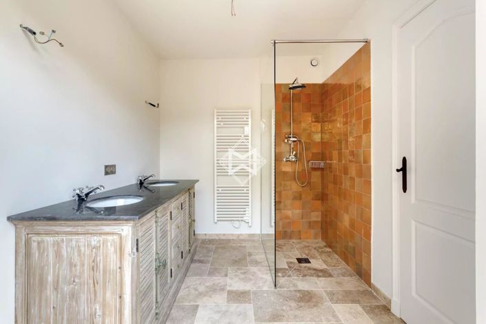 Image No.16-6 Bed House for sale