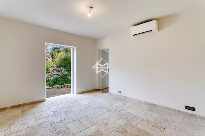 Image No.9-6 Bed House for sale