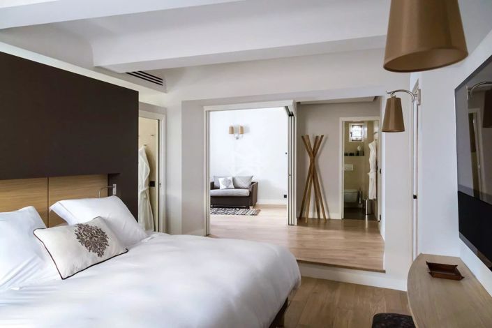 Image No.8-5 Bed House for sale