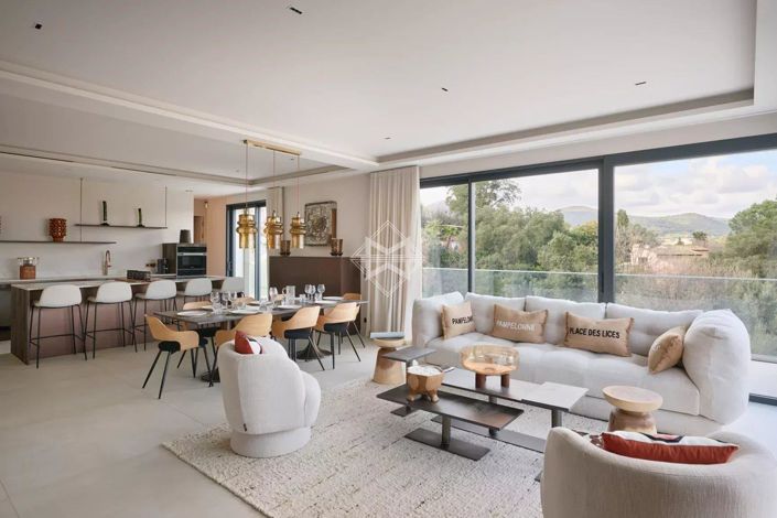 Image No.8-5 Bed House for sale