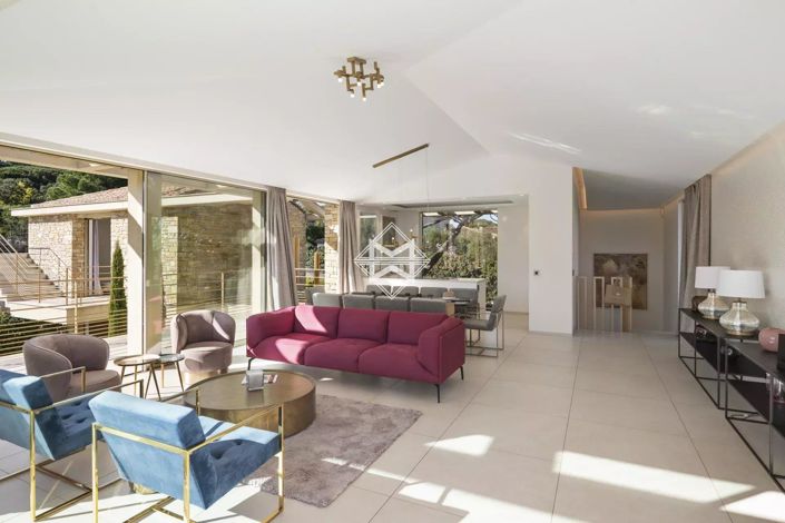 Image No.8-5 Bed House for sale