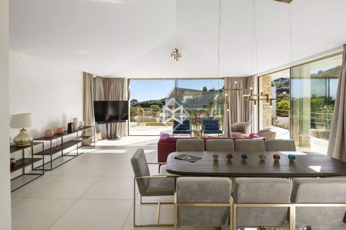 Image No.9-5 Bed House for sale