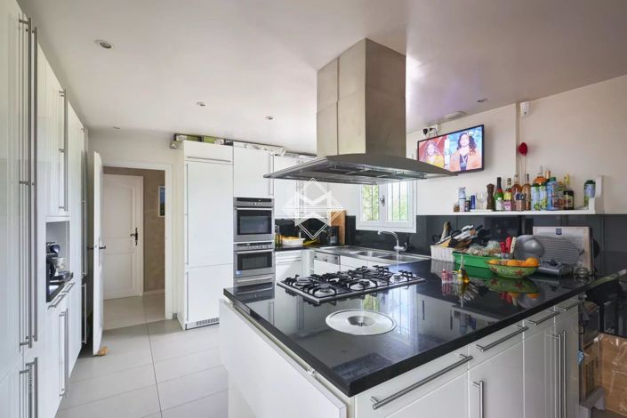 Image No.9-8 Bed House for sale