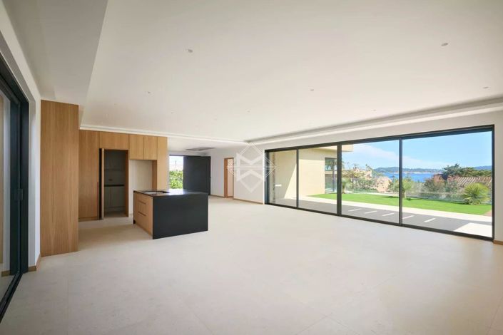 Image No.7-4 Bed House for sale