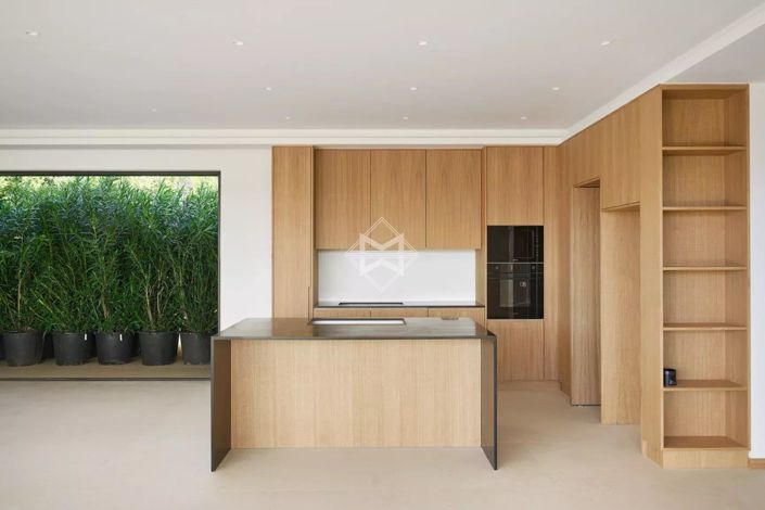 Image No.8-4 Bed House for sale