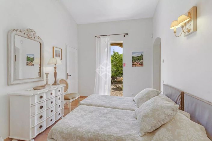 Image No.16-6 Bed House for sale