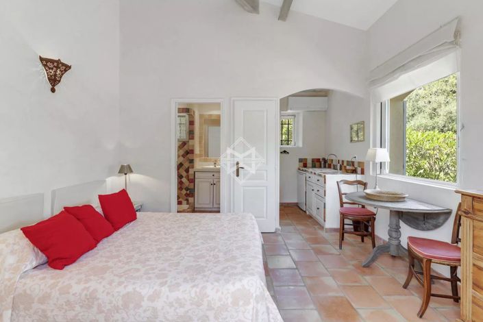 Image No.17-6 Bed House for sale