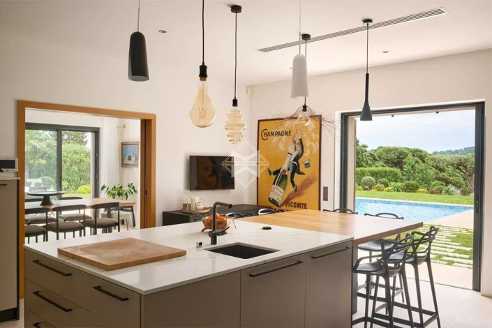 Image No.9-5 Bed House for sale