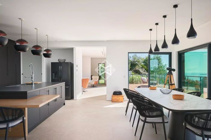 Image No.11-5 Bed House for sale