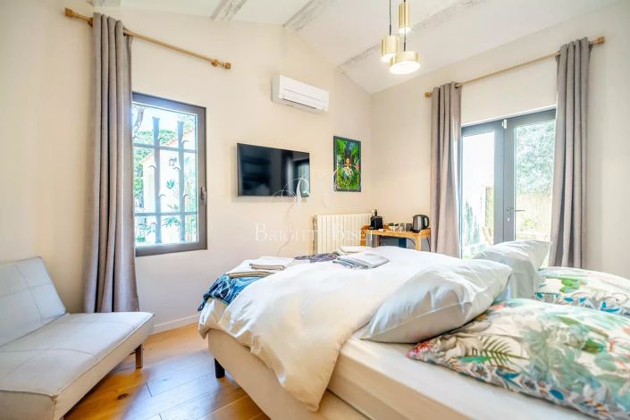 Image No.8-8 Bed House for sale