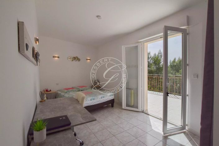 Image No.18-5 Bed House for sale