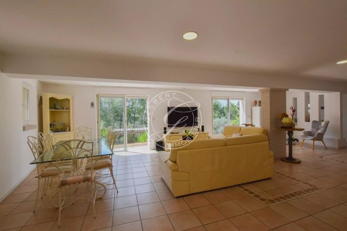 Image No.7-5 Bed House for sale