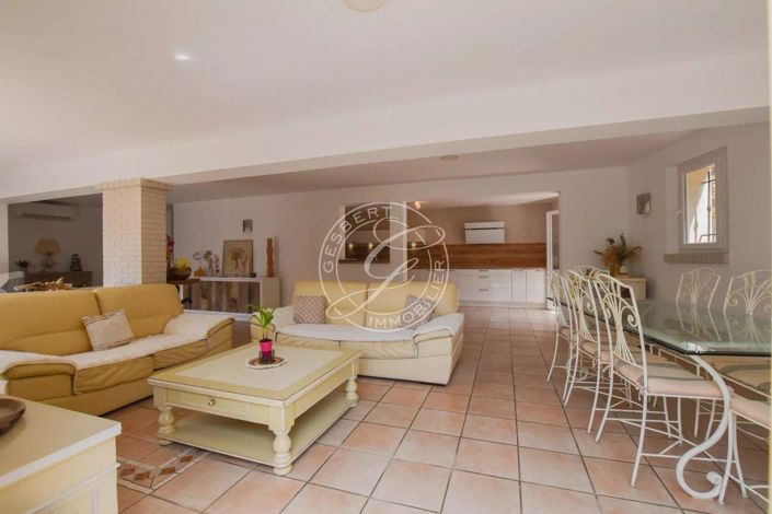 Image No.8-5 Bed House for sale