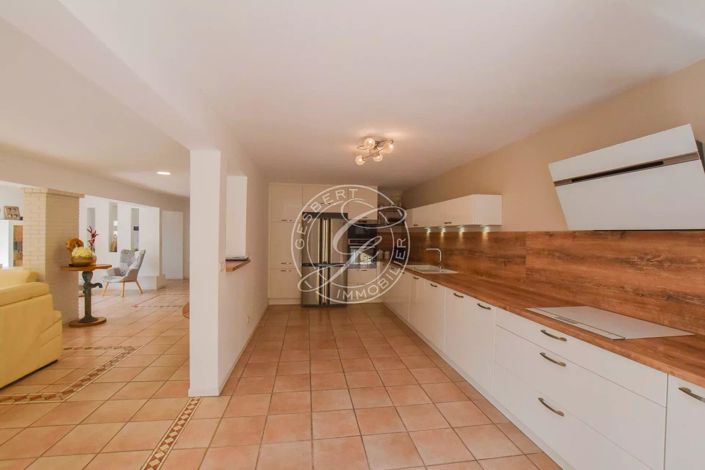 Image No.9-5 Bed House for sale