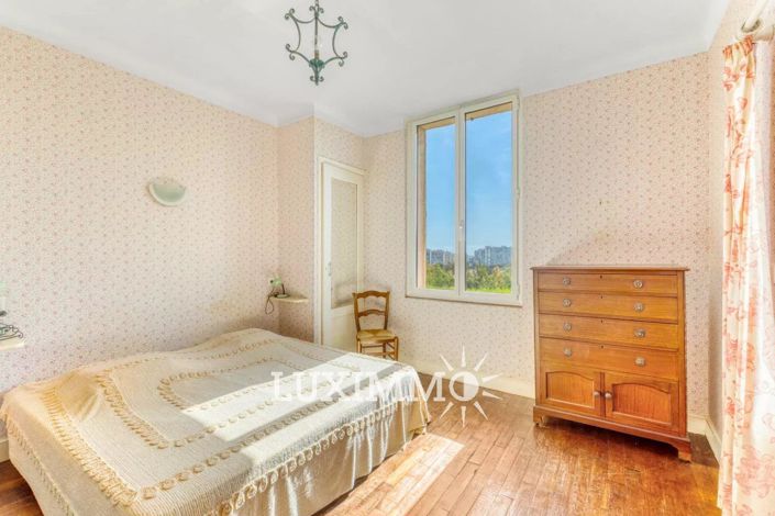 Image No.8-5 Bed House for sale