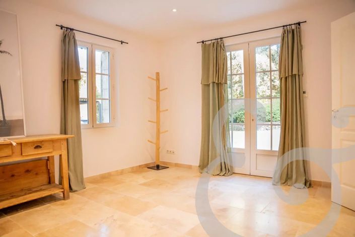 Image No.17-5 Bed House for sale