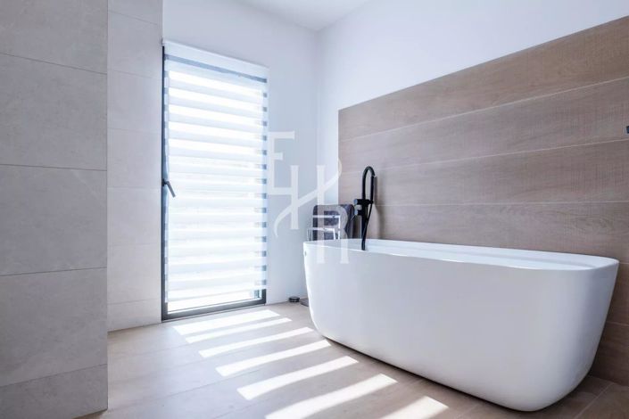 Image No.16-4 Bed House for sale