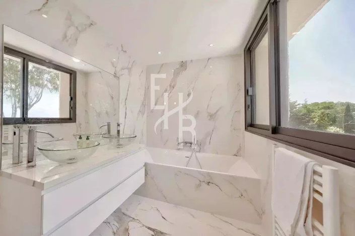 Image No.16-6 Bed House for sale