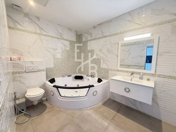 Image No.18-6 Bed House for sale