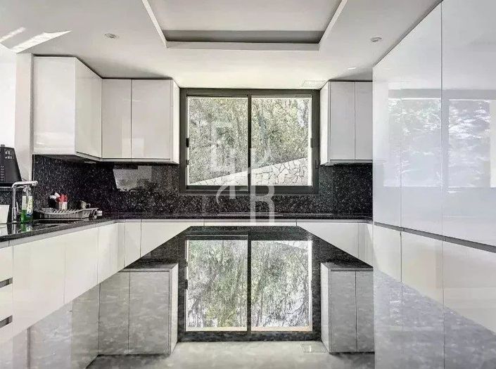 Image No.5-6 Bed House for sale