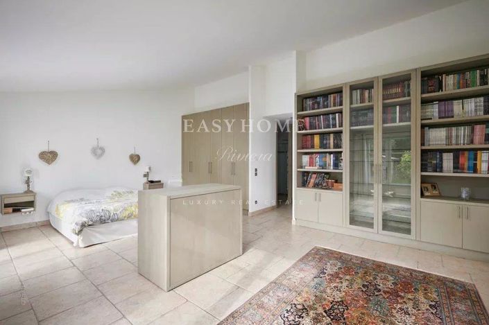 Image No.8-5 Bed House for sale