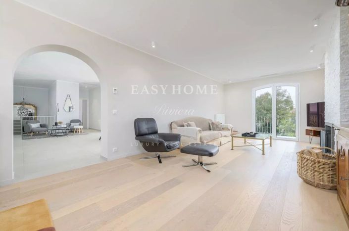 Image No.8-6 Bed House for sale