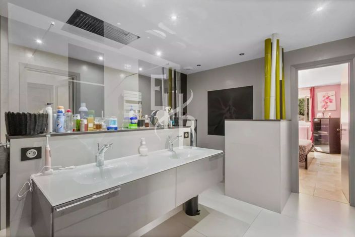 Image No.18-5 Bed House for sale