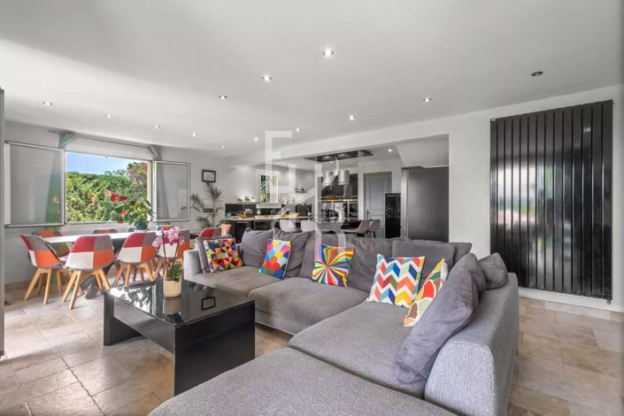 Image No.9-5 Bed House for sale