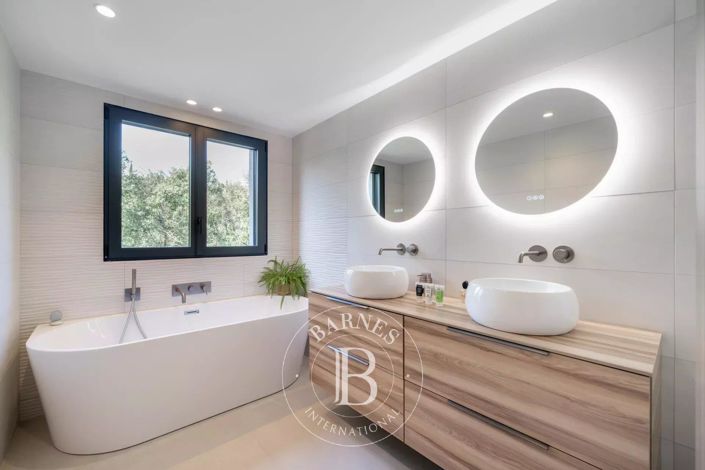 Image No.7-5 Bed House for sale