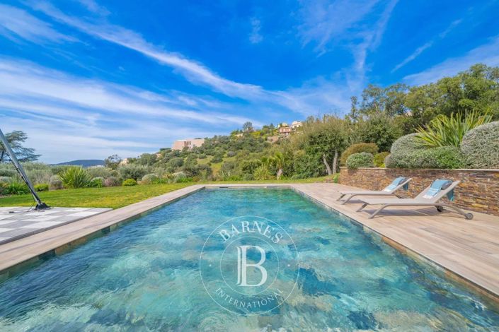 Image No.8-5 Bed House for sale