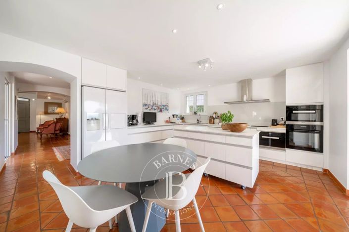 Image No.6-5 Bed House for sale