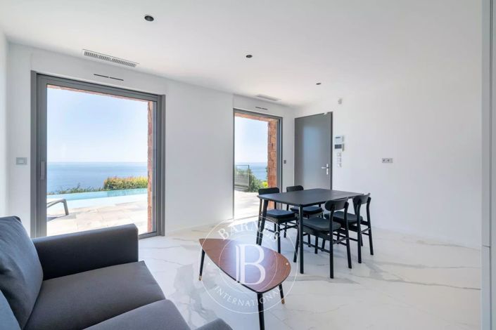 Image No.8-6 Bed House for sale