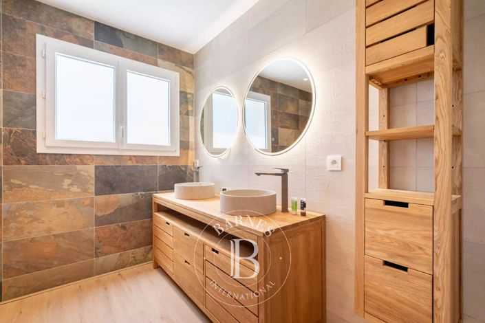 Image No.7-5 Bed House for sale