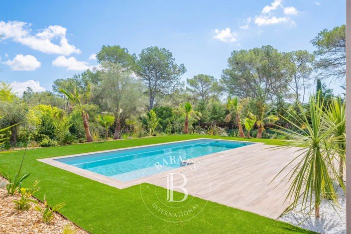 Image No.8-5 Bed House for sale