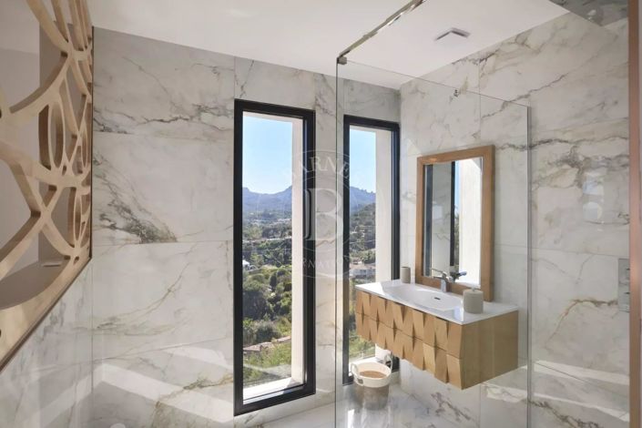 Image No.6-5 Bed House for sale