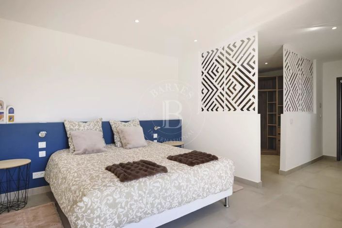 Image No.7-5 Bed House for sale