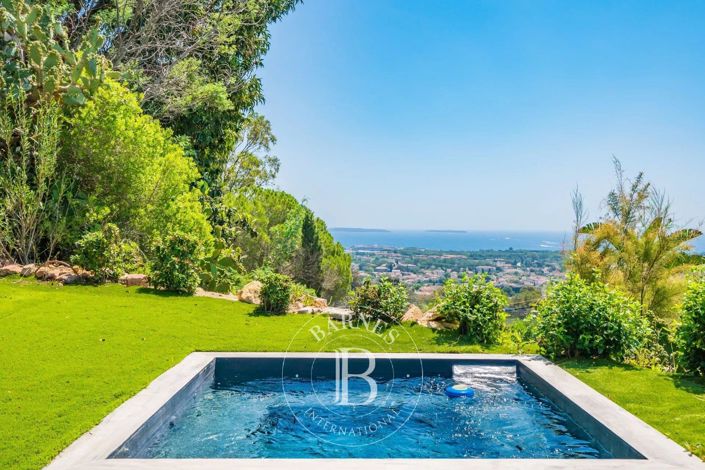 Image No.8-5 Bed House for sale