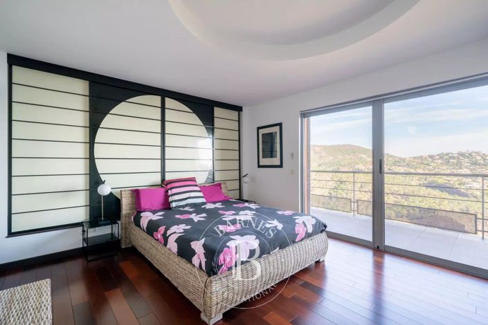 Image No.6-5 Bed House for sale