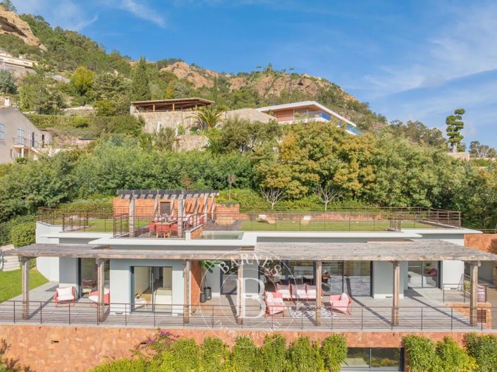 Image No.8-5 Bed House for sale